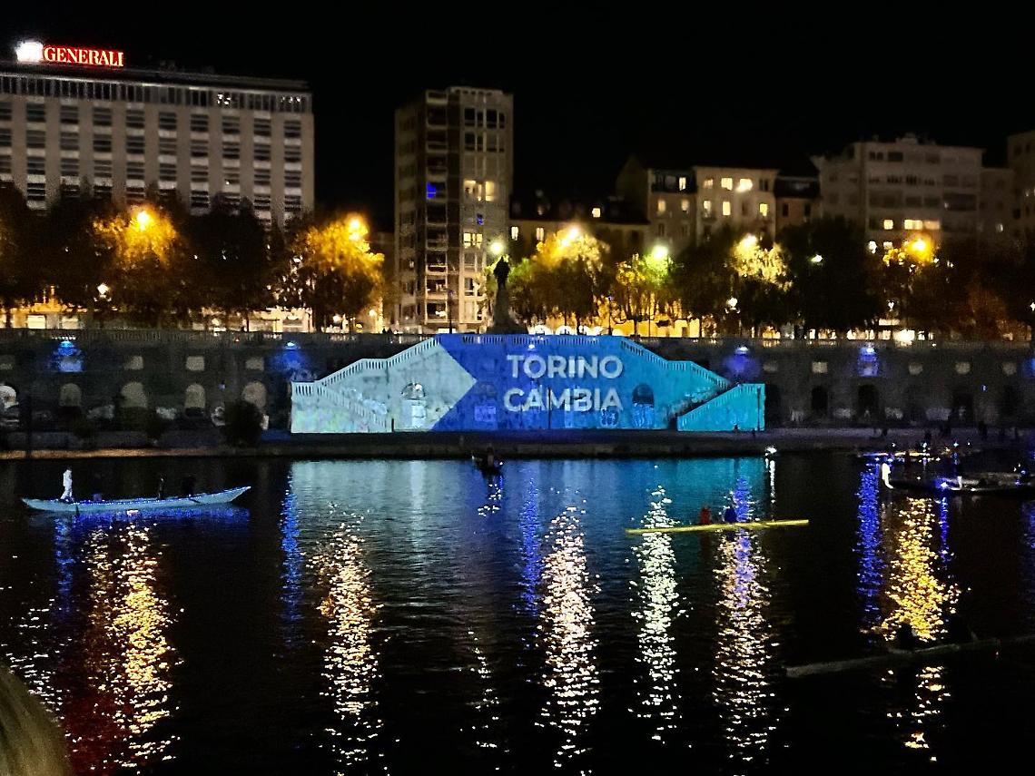 Acqua illuminata di blu. Torino accende il Po 