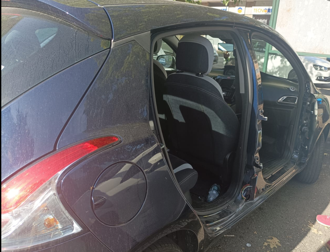 Le storie incredibili: tornare al parcheggio e trovare l'auto senza portiere