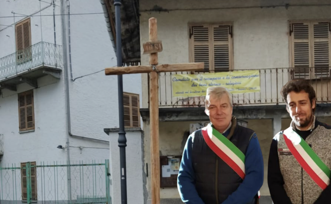 La croce che sarebbe posizionata sul Colle della Crocetta. In basso a destra Giacomelli e Durbano