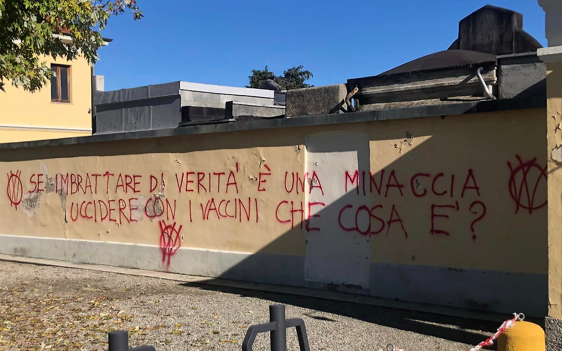 No vax imbrattano il cimitero: "I vaccini uccidono"