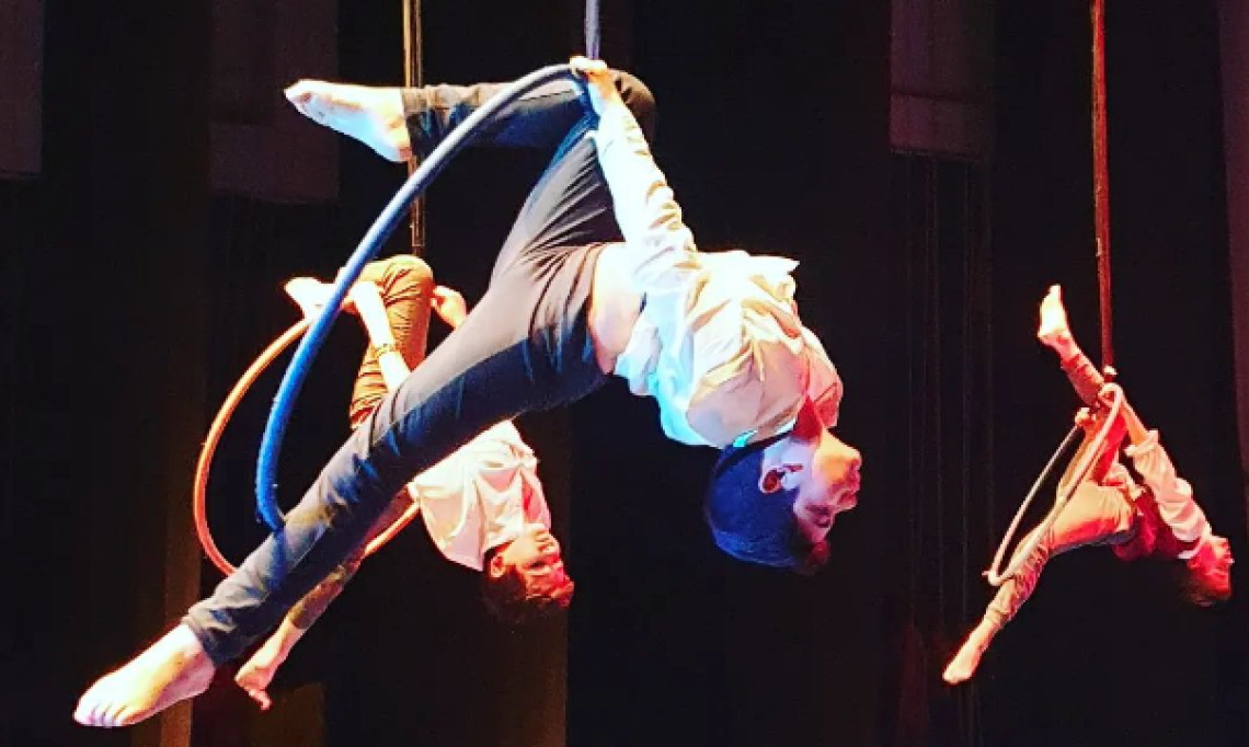 Cerchio trapezio e drappi di tessuto: ecco la scuola che sforna gli artisti del circo