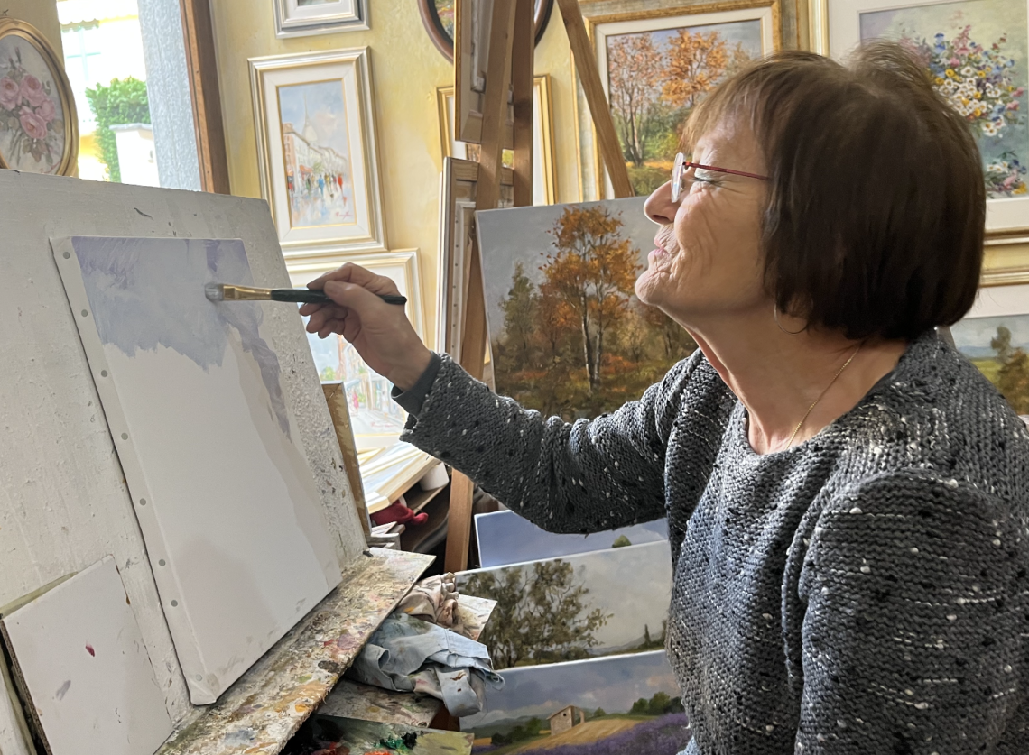 Rosanna Fornero mentre dipinge una delle sue opere