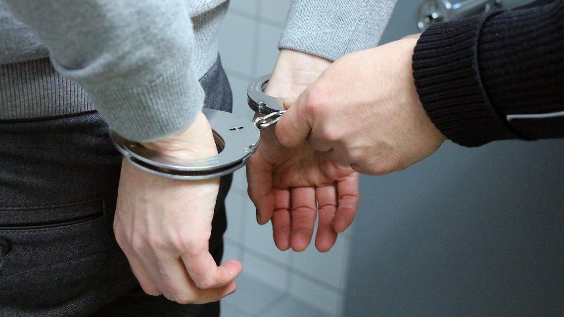 Storie di violenza domestica: picchia la madre 90enne, torna libero dopo 3 mesi