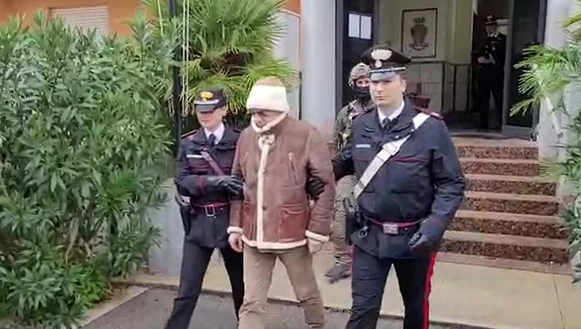 Prof "loda" Messina Denaro: parte la raccolta firme dei genitori per cacciarla