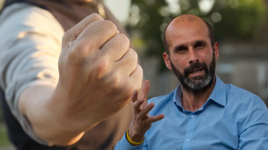 Venditore di rose picchiato da tre ragazzini. Il sindaco vuole incontrarlo: "Questa città è diversa!"