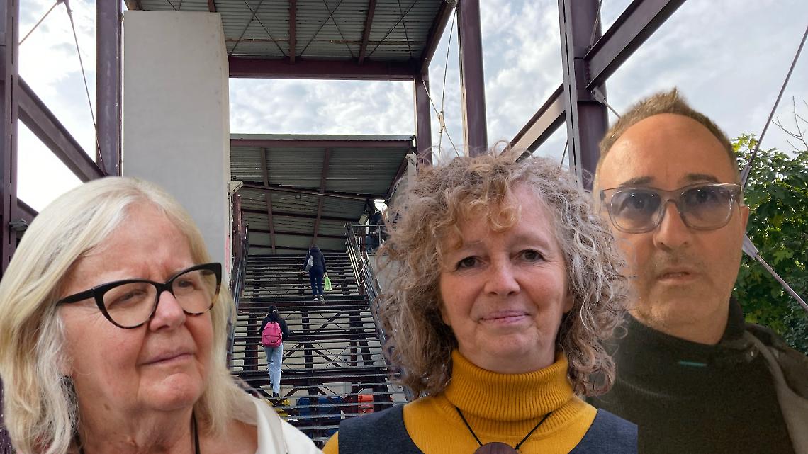 Oltre alla mandibola gli hanno spezzato una mano. Parla il figlio, 18 anni, del "venditore di rose" 