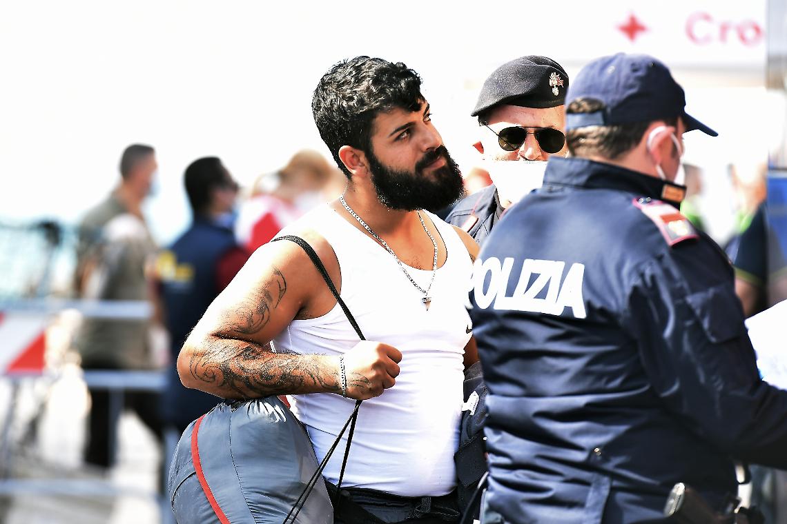 Uno dei migranti sbarcati a Bari lo scorso 19 ottobre