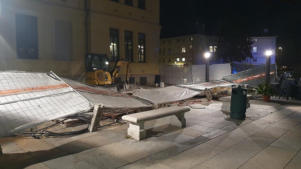 Vento fortissimo: le raffiche sradicano i cantieri della città