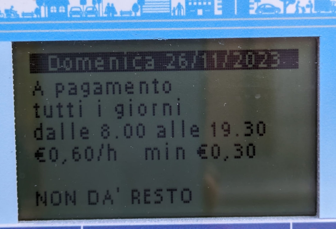 In una città del Canavese il parcheggio sulle strisce blu si paga anche la domenica 