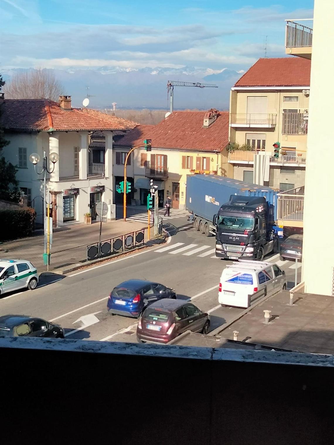 Camion si incastra nel centro città: traffico bloccato per ore