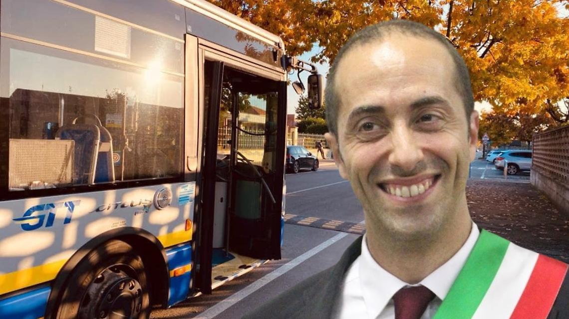 Sveglia all'alba per il sindaco Grassi, primo passeggero del nuovo bus per Torino
