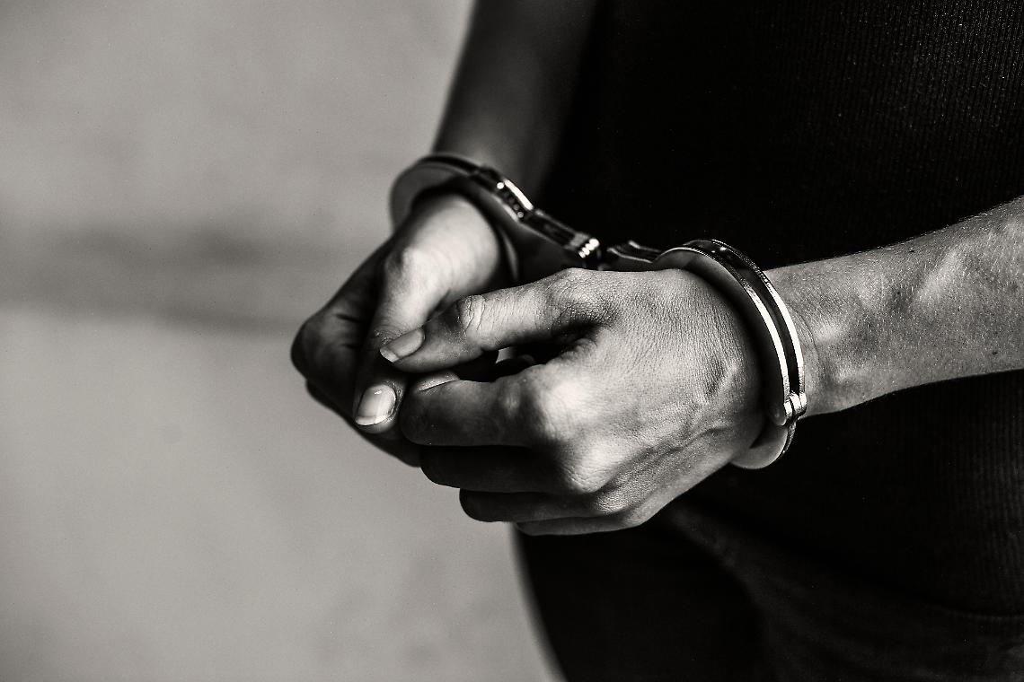 <a href="https://it.freepik.com/foto-gratuito/criminale-in-manette_18655311.htm#query=carcere&position=2&from_view=search&track=sph&uuid=b3ed80b3-0da3-429f-a165-4d72c2c61826">Immagine di rawpixel.com<