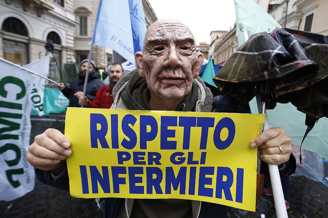 Grande adesione allo sciopero di medici e infermieri: "Sono saltate visite che i pazienti avevano prenotato da tempo"