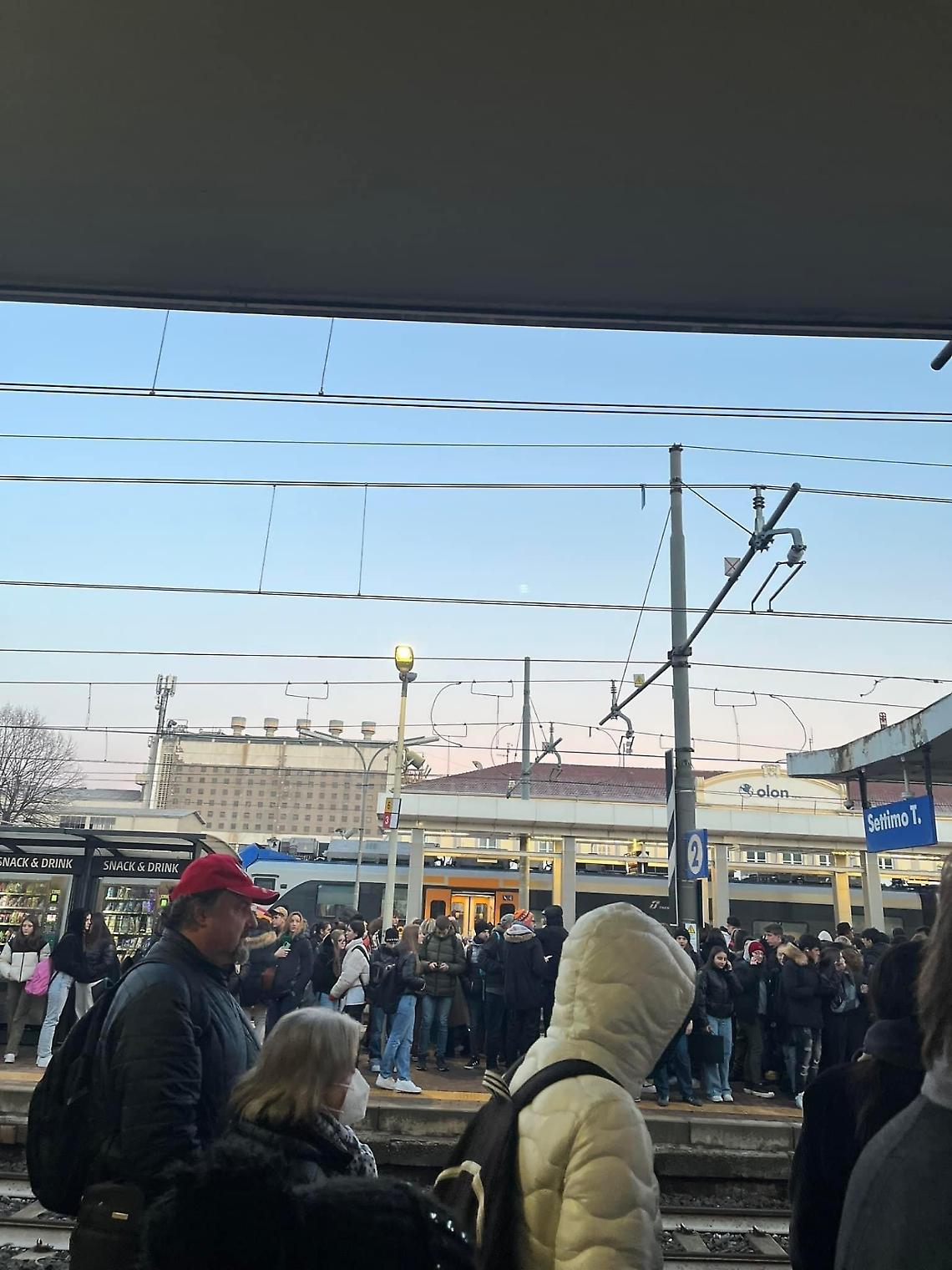 Treni cancellati e ritardi: folla sui binari 