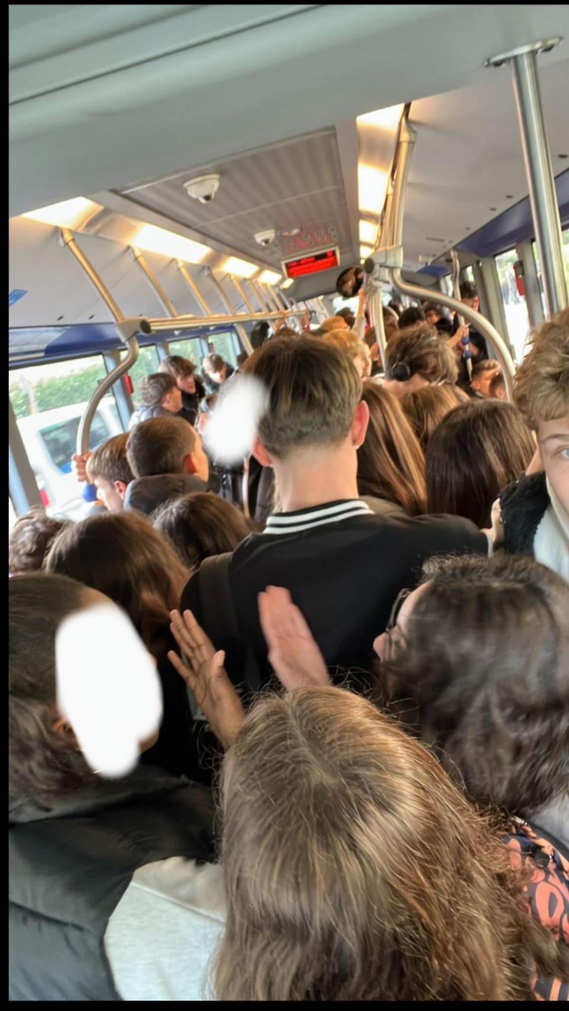 I pullman della collina sono pieni e gli studenti restano a piedi