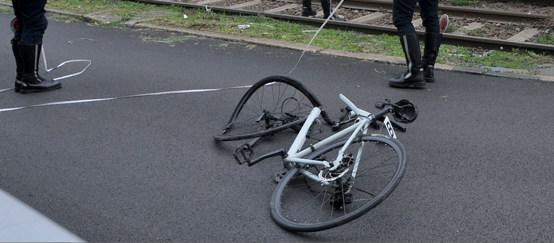 Bicicletta si schianta contro un'auto, il ciclista era ubriaco!