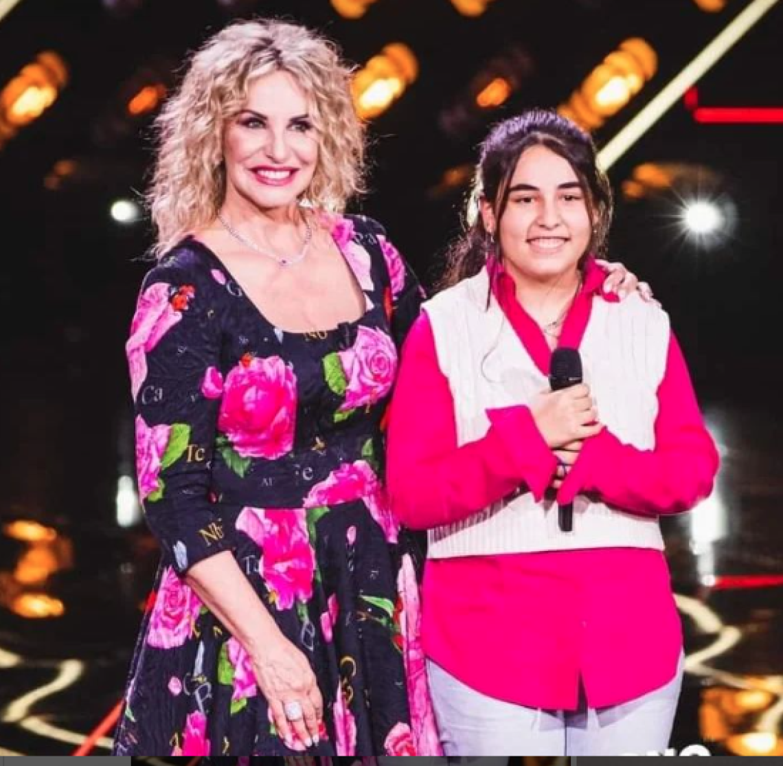 Giada, bullizzata a scuola, canta sul palco di The Voice Kid e fa commuovere Loredana Bertè