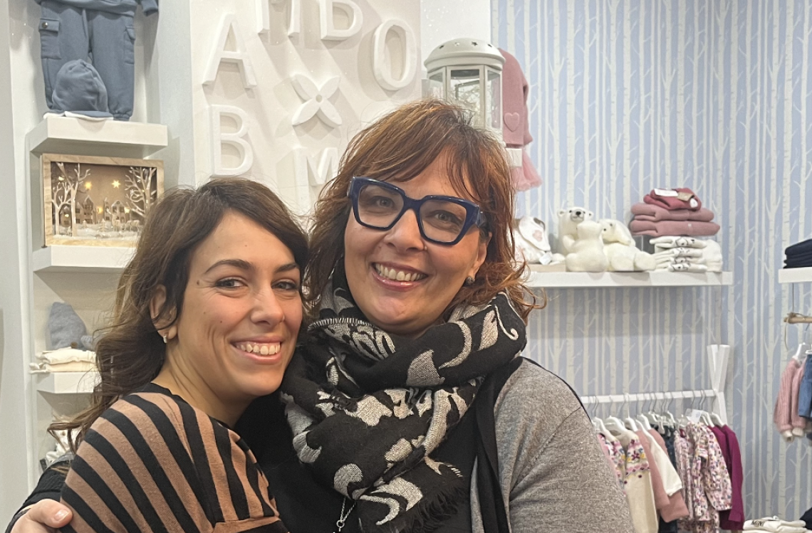 Cristina (a destra) con Ambra, la commessa che lavora con lei in negozio