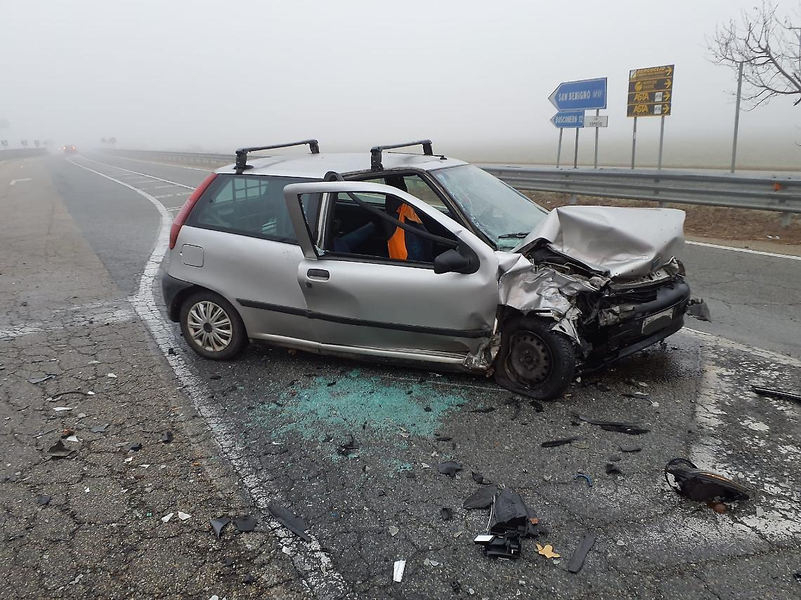 Terribile scontro tra due auto all'incrocio: una donna al pronto soccorso in gravi condizioni