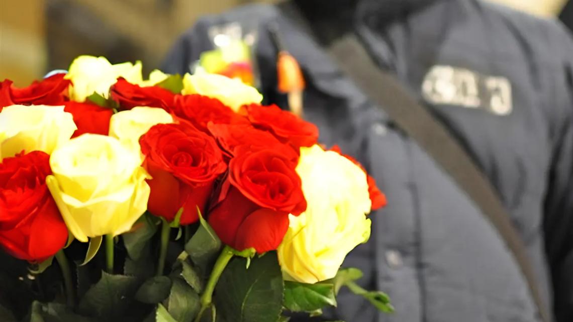 Il venditore di rose è tornato. La forza dei sorrisi di una città che si vergognava un po'