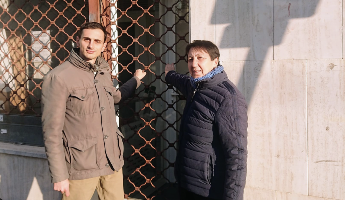 I consiglieri di minoranza nolesi di fronte all'ufficio postale chiuso