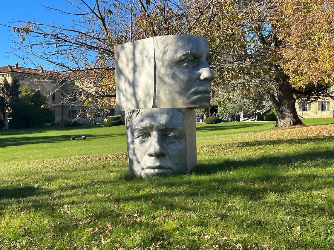 Una delle opere esposte nel parco del Castello