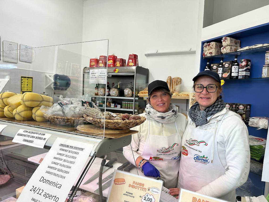 L'alimentari Carmen: "facciamo a consegna a domicilio e sui prodotti non venduti 50% di sconto"