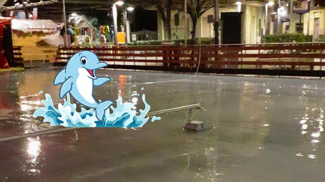 La pista di pattinaggio su ghiaccio si scioglie: le raffiche di vento rompono le serpentine anti gelo