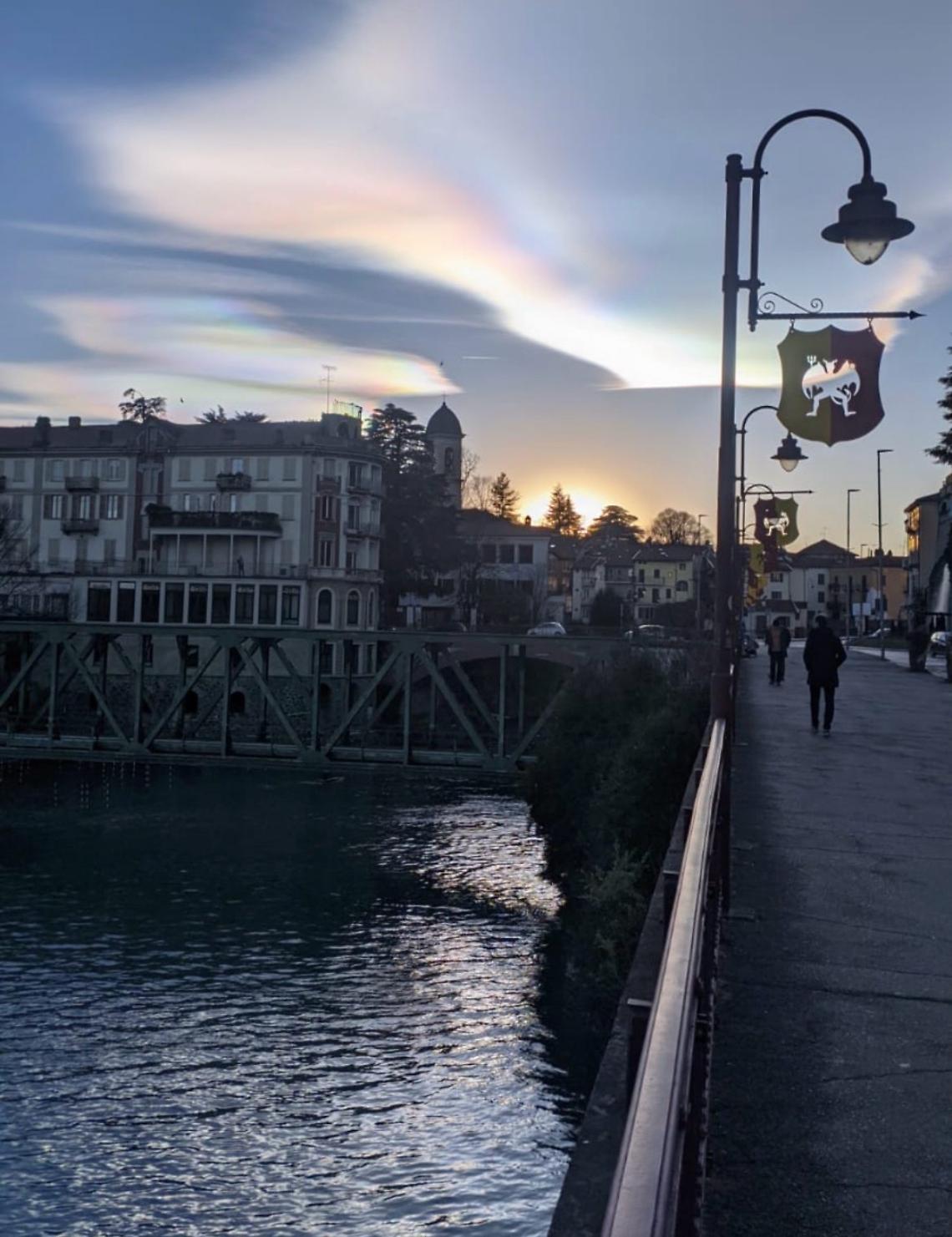 Nuvole iridiscenti su Ivrea