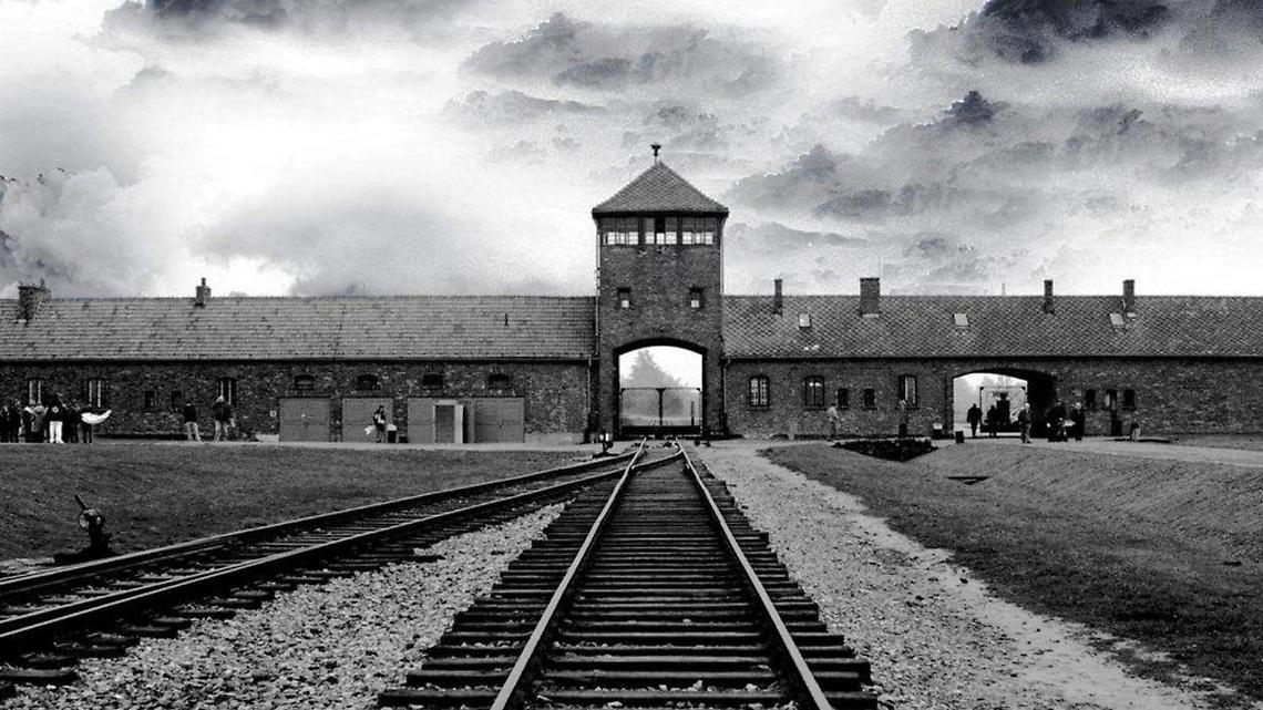 IN FOTO L’ingresso del campo di Auschwitz