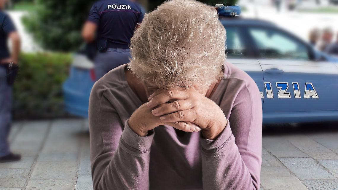 Si sente sola e due poliziotti vanno a farle compagnia la notte di Capodanno