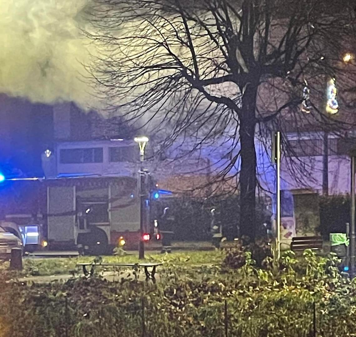 Fanno esplodere un petardo nel bidone e appiccano un incendio 