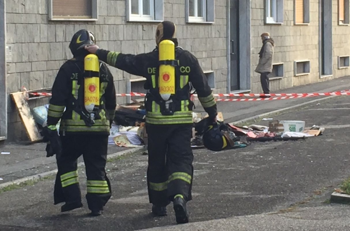 Fiamme in un condominio: due anziani in ospedale. Evacuati tutti gli inquilini