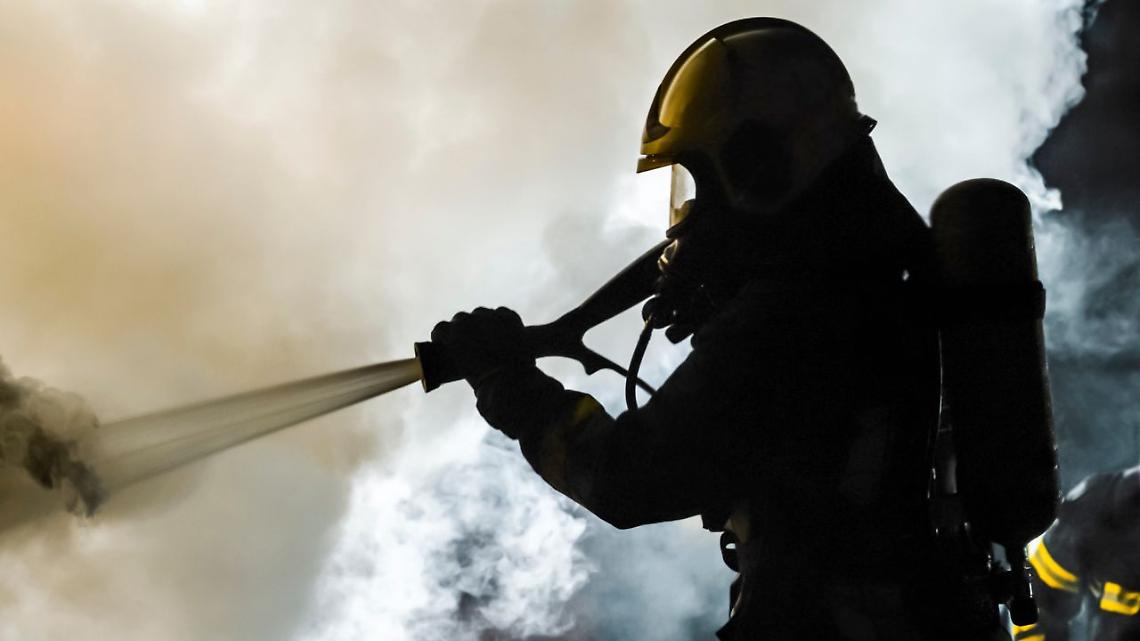 Fiamme nella notte in un condominio: evacuati tutti i residenti, due persone intossicate