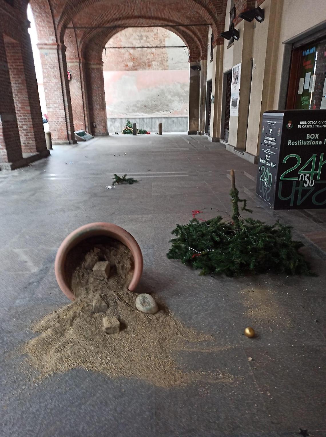 La città si scaglia contro i teppisti che hanno rotto gli alberi di Natale ma qualcuno li giustifica