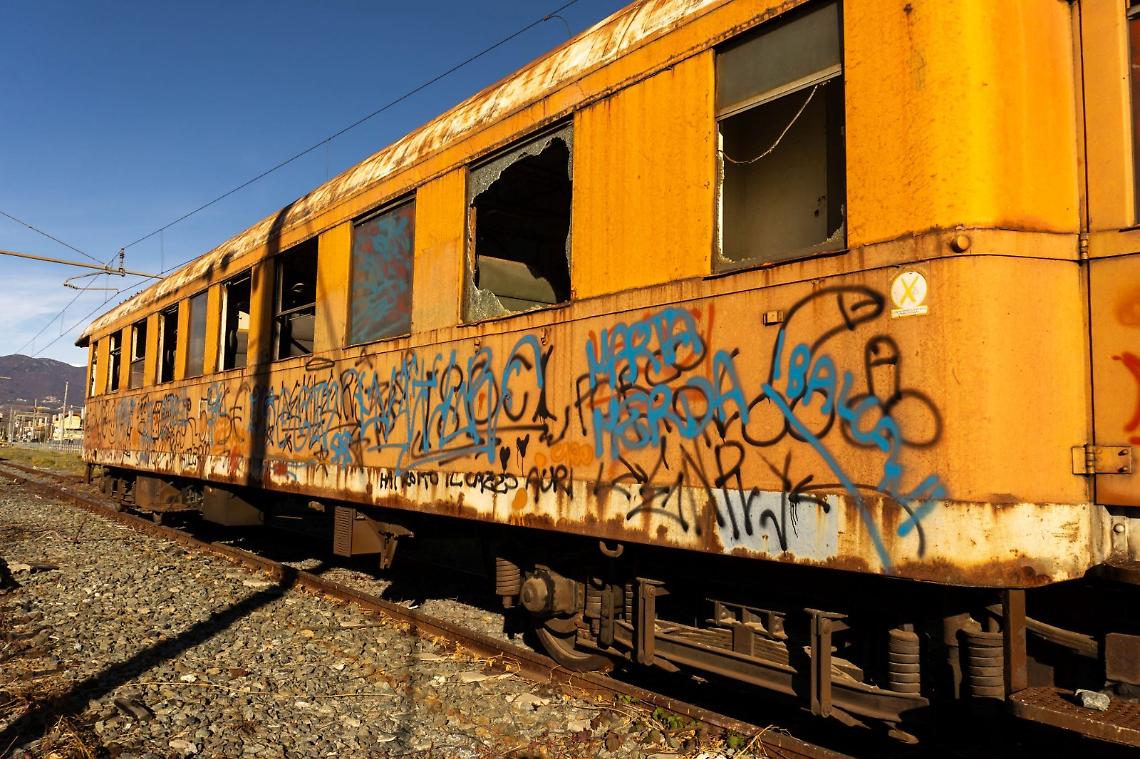 I vandali distruggono il vagone della stazione: lo hanno riempito di petardi 