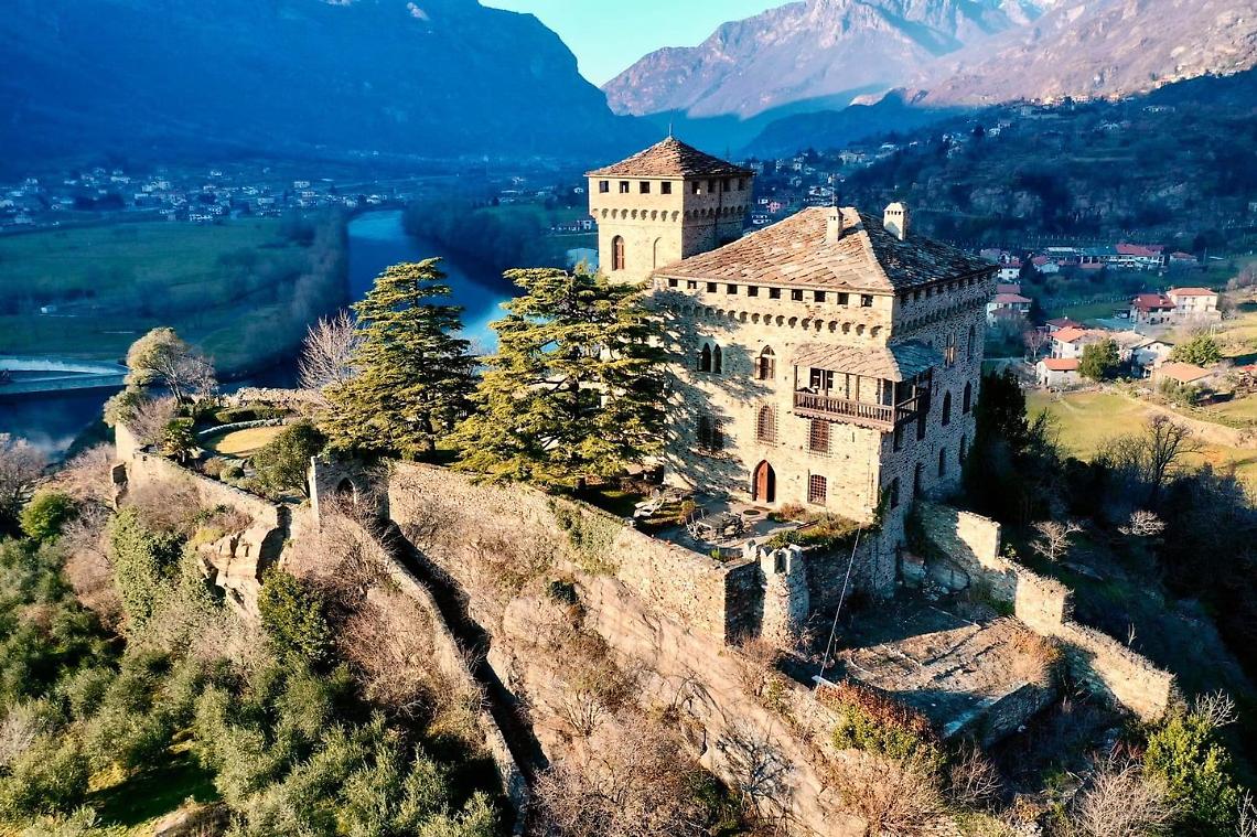 La magia dell'antico borgo del Canavese che ogni anno si trasforma in presepe attirando i turisti