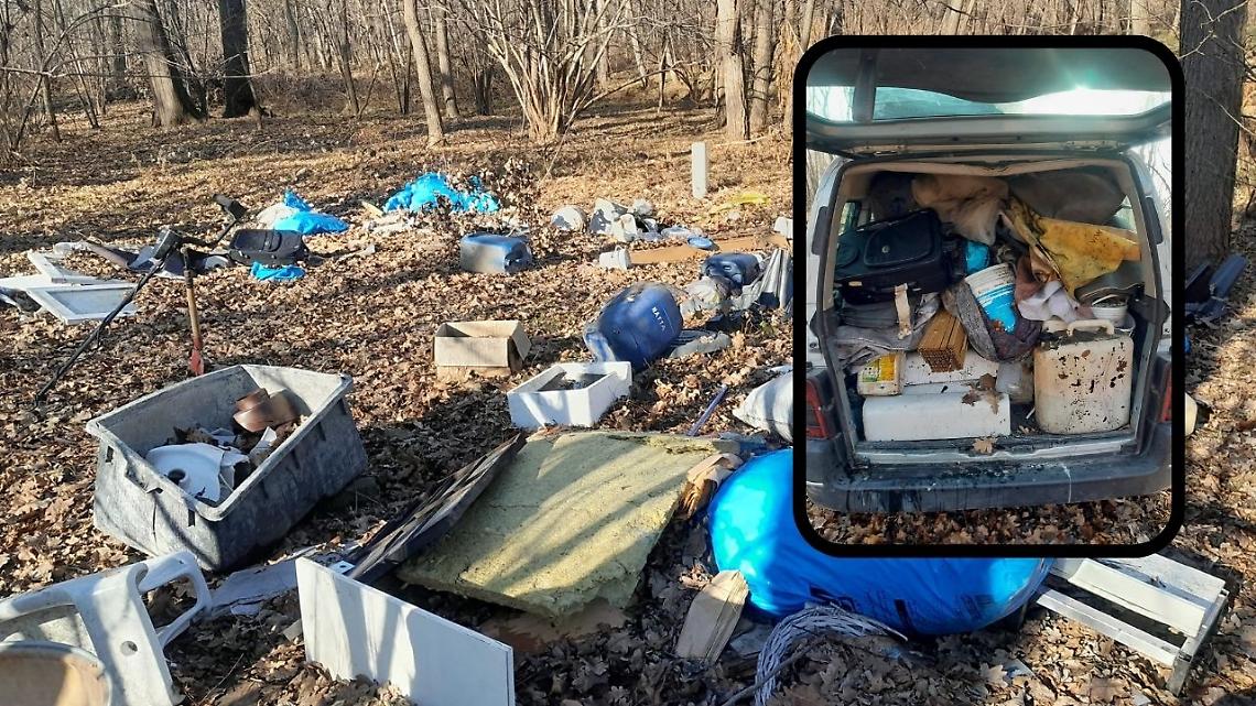 Trova una discarica in un bosco del Canavese: carica l'immondizia sul suo furgoncino e ripulisce tutto