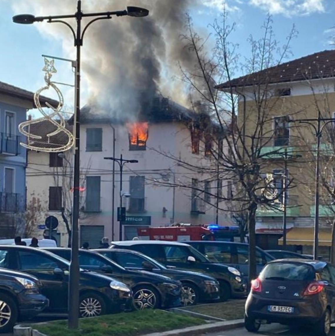 Incendio nel cuore del paese: un appartamento va a fuoco 
