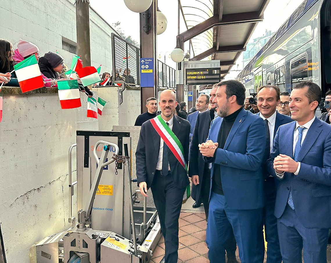 È il 1924 o il 2024? Alla stazione i bambini "usati" per celebrare il Ministro, intonano il coro: "Salvini! Salvini!" (VIDEO)