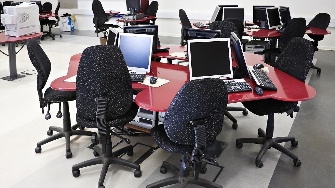 Ladri senza scrupoli svaligiano le scuole medie: rubati tutti 27 computer 