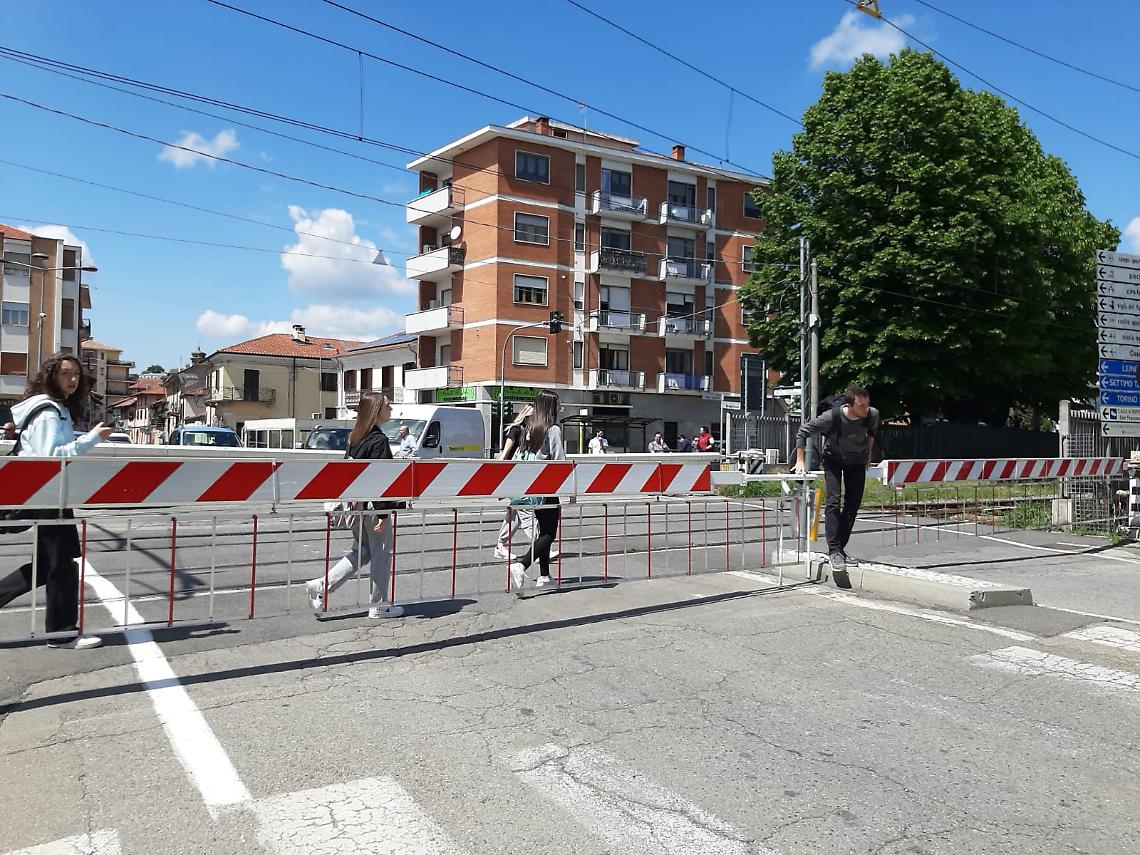 Qui dove il passaggio a livello si rompe ogni settimana e tutto si blocca
