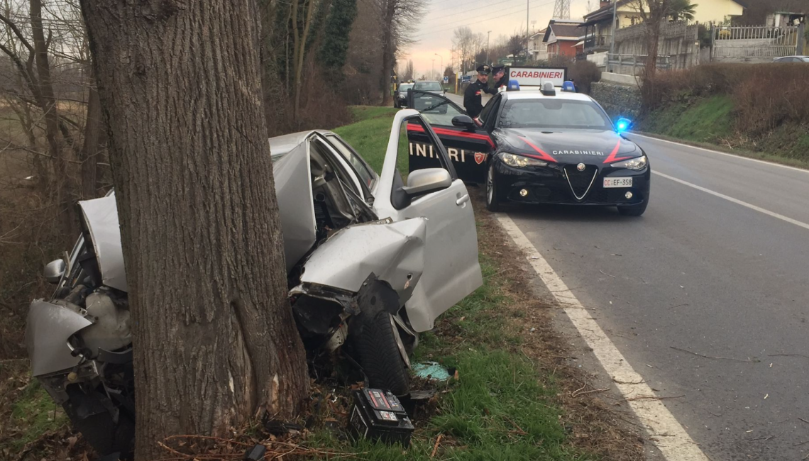 Tragedia: si schianta con l'auto contro un albero e muore