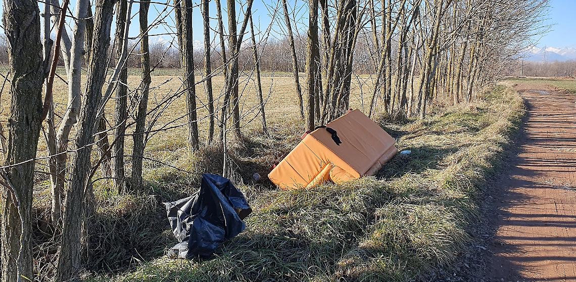 Canavese terra di discariche: eccone un'altra con un divano abbandonato nei boschi