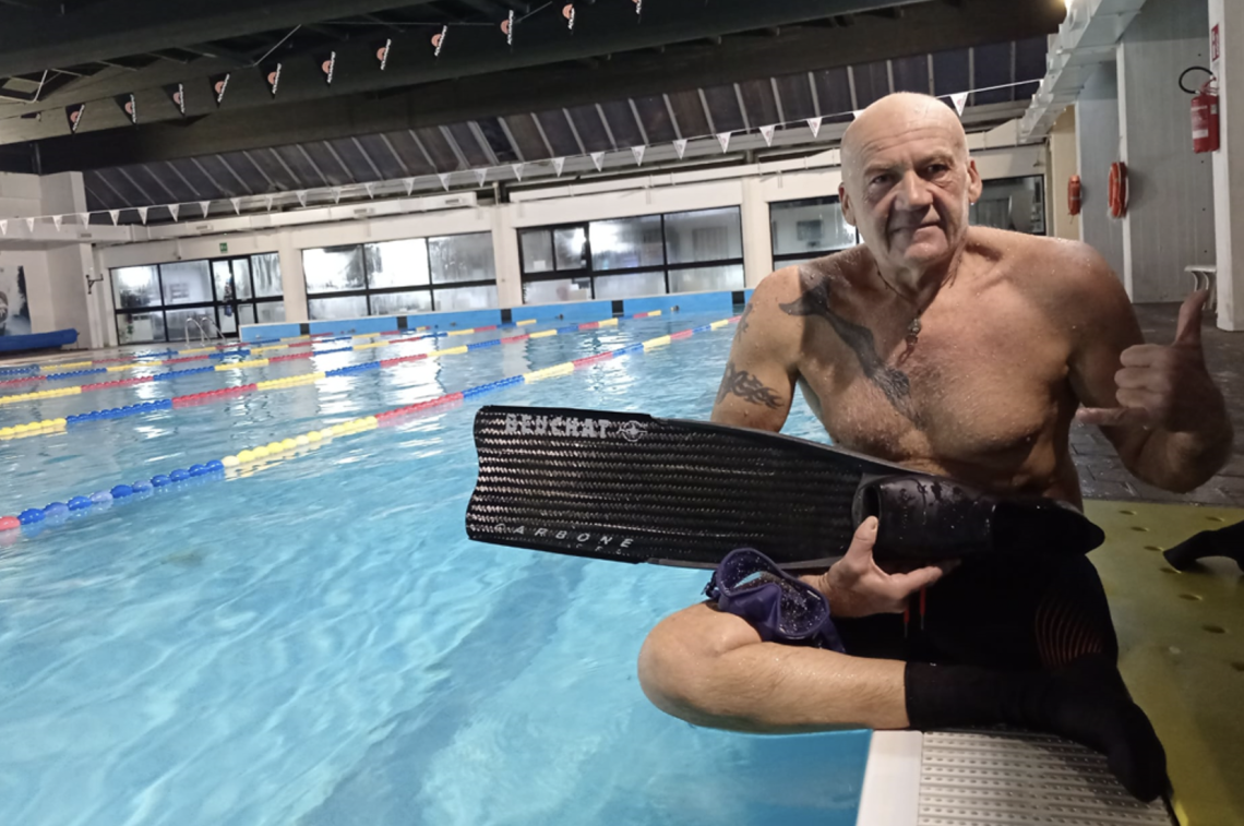 Ghiaccio e coraggio: con una gamba soltanto, affronta il record di apnea nel lago ghiacciato 