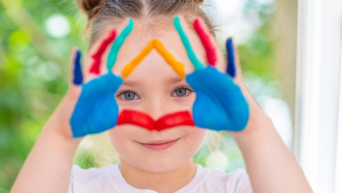 San Mauro, i bambini diventano artisti per salvare l’asilo: un'asta e una mostra fotografica per raccogliere fondi