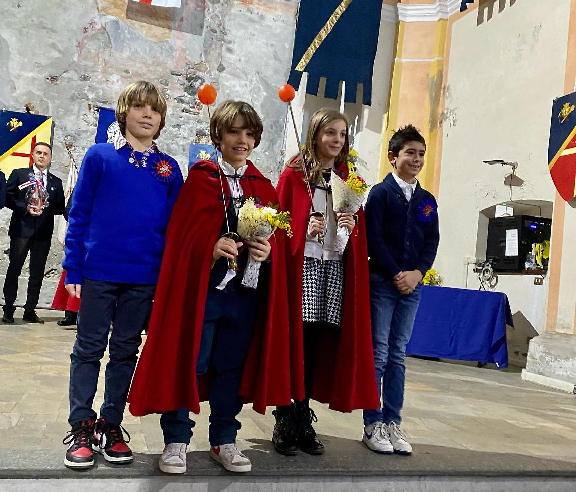 Il passaggio dello spadino: le foto degli Abba 2024