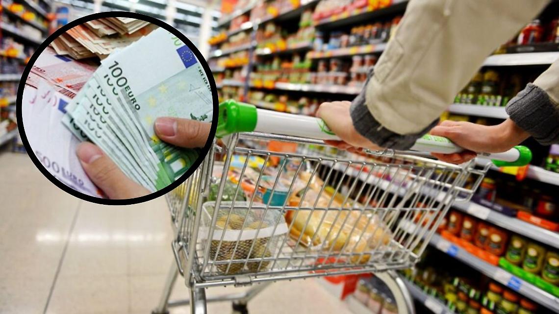 Ruba del cibo in un supermercato, ma nella busta nascondeva migliaia e migliaia di euro in contanti 