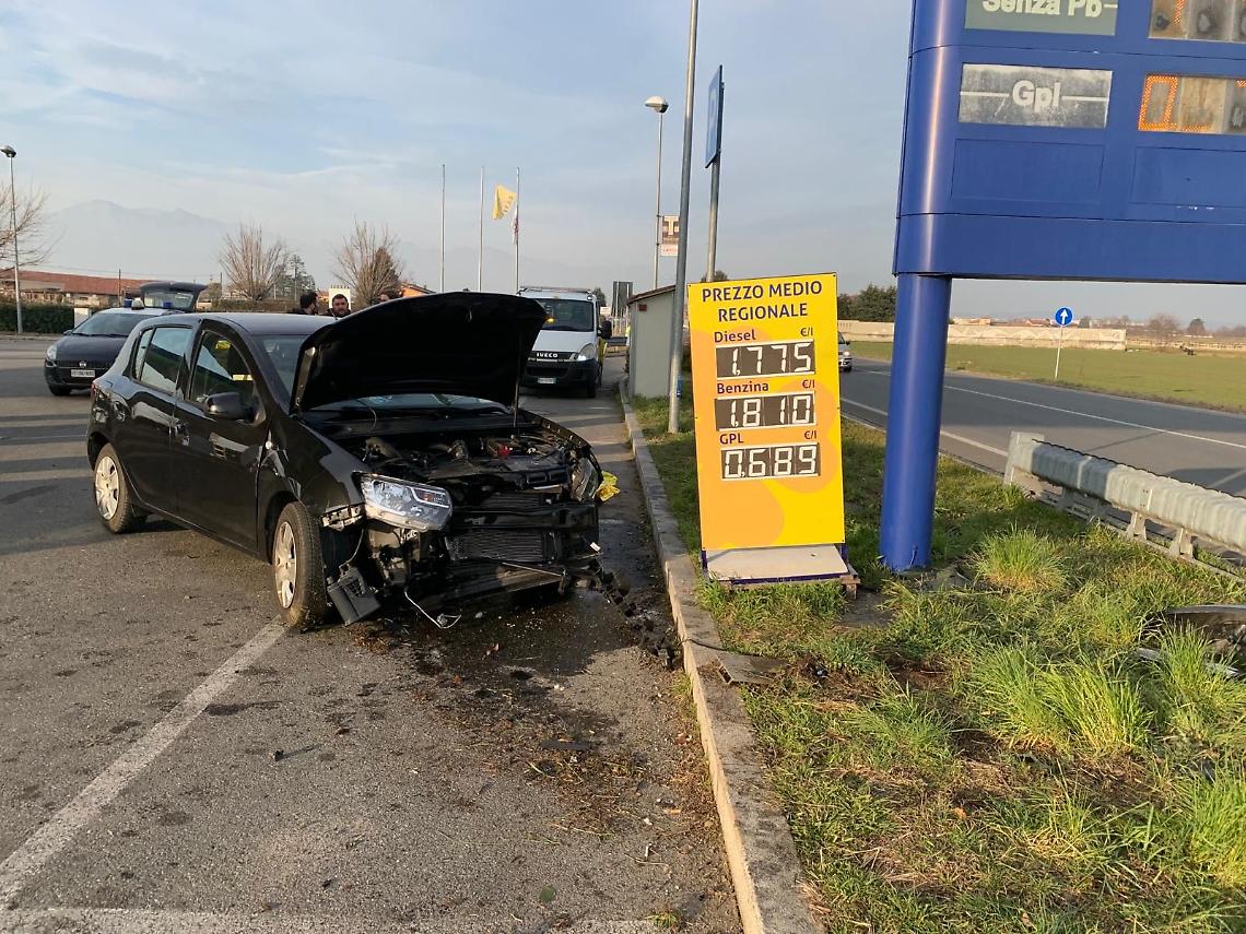 Si sente male alla guida e finisce fuori strada: è morto