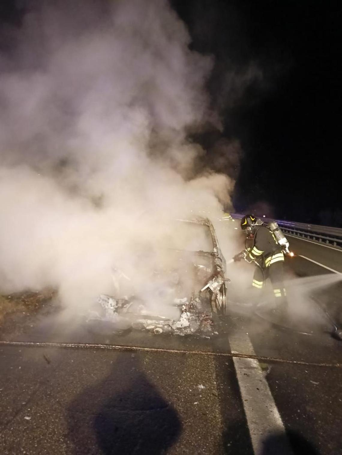 Auto in fiamme sulla A5